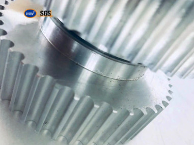 I produttori cinesi gli ingranaggi positivi del motore della trasmissione dell'ingranaggio di CNC del pignone del Metal Gear del dente cilindrico dei pezzi di ricambio delle attrezzature fornitore